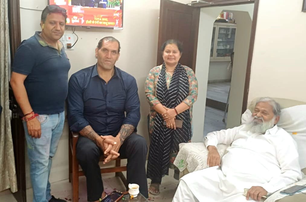 अंबाला छावनी में अनिल विज गले लगते राज्यसभा प्रत्याशी संजय भाटिया। प्रवक्ता