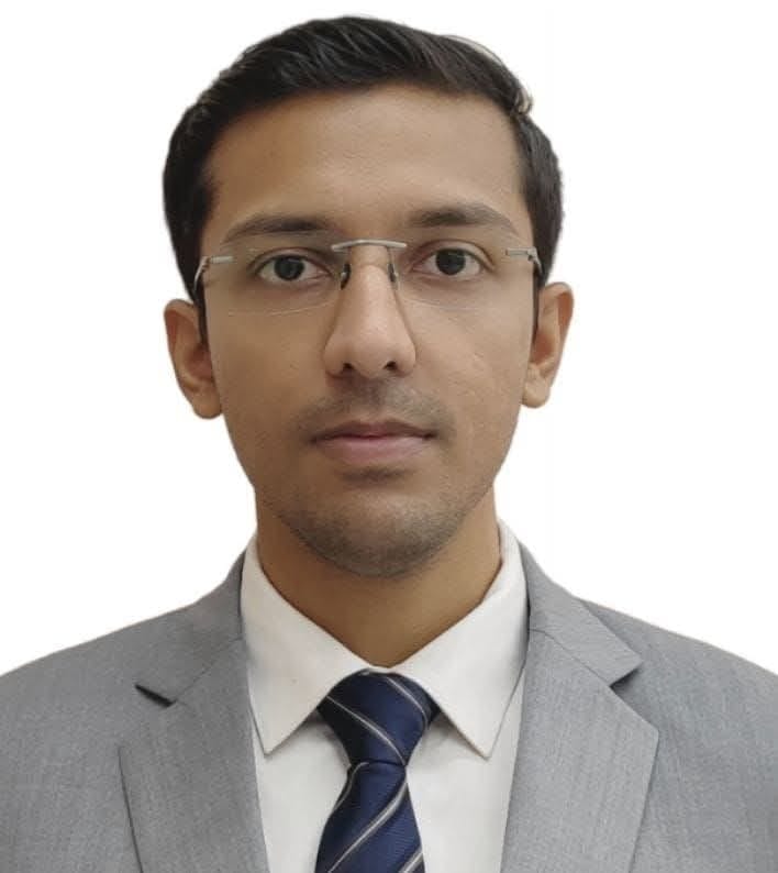 अपने माता-पिता के साथ आदित्य हृदय उपाध्याय व आयुषी उपाध्याय। संवाद