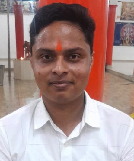 अपने माता-पिता के साथ आदित्य हृदय उपाध्याय व आयुषी उपाध्याय। संवाद