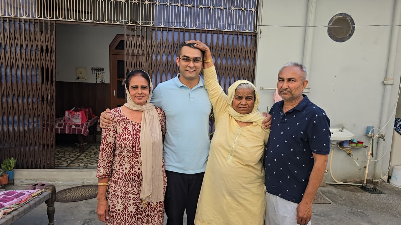 अपने परिजनों के साथ गांव हंसावास कलां निवासी सुनीता। 