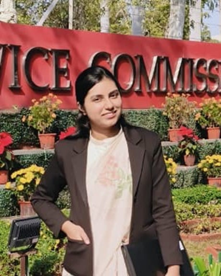 अपने परिजनों के साथ गांव हंसावास कलां निवासी सुनीता। 