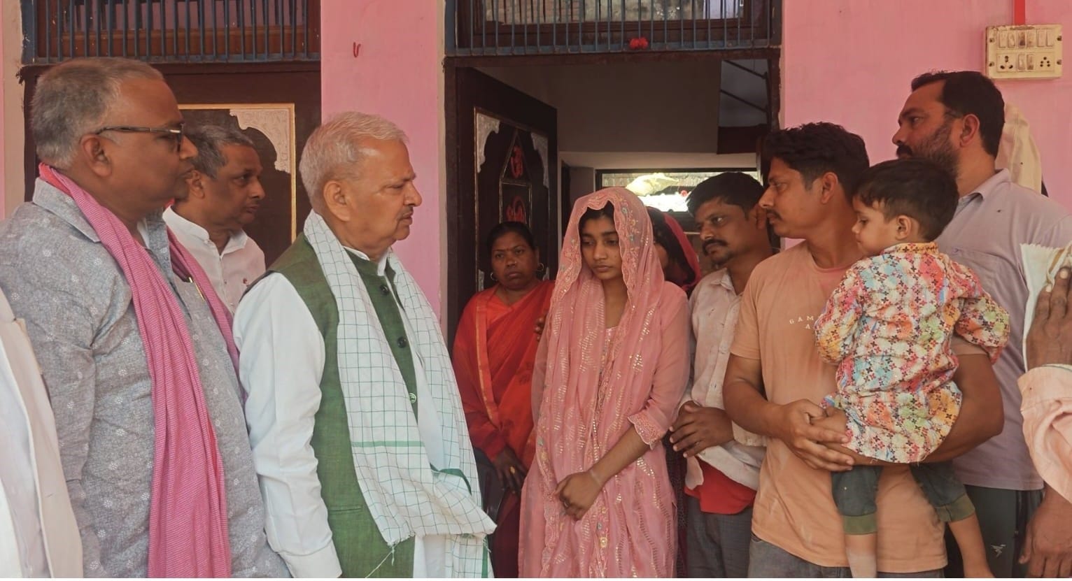 बीएलओ के परिजनों से बातचीत करते सांसद नरेश उत्तम पटेल। संवाद