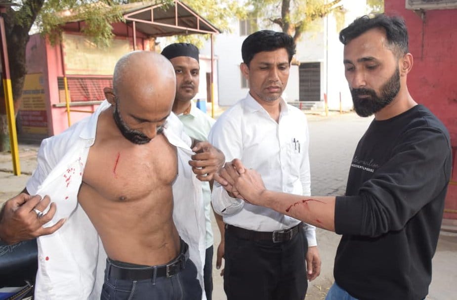 बागपत के गांधी बाजार स्थित छत्ते वाली मस्जिद के पास दो पक्षों में होती मारपीट। स्रोत:विडियोग्