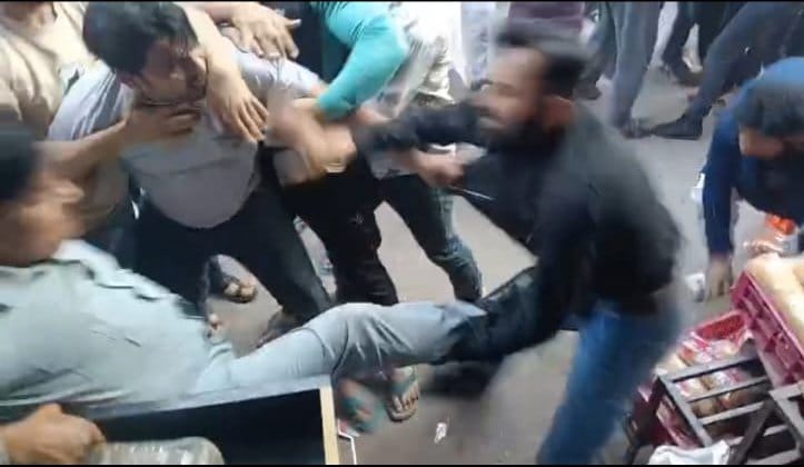 बागपत के गांधी बाजार स्थित छत्ते वाली मस्जिद के पास दो पक्षों में होती मारपीट। स्रोत:विडियोग्