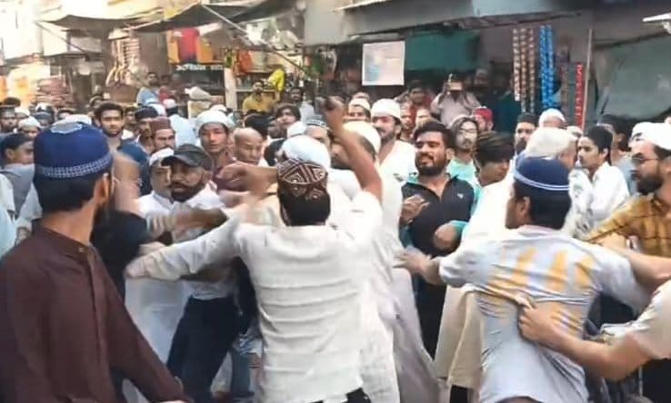 बागपत के गांधी बाजार स्थित छत्ते वाली मस्जिद के पास दो पक्षों में होती मारपीट। स्रोत:विडियोग्