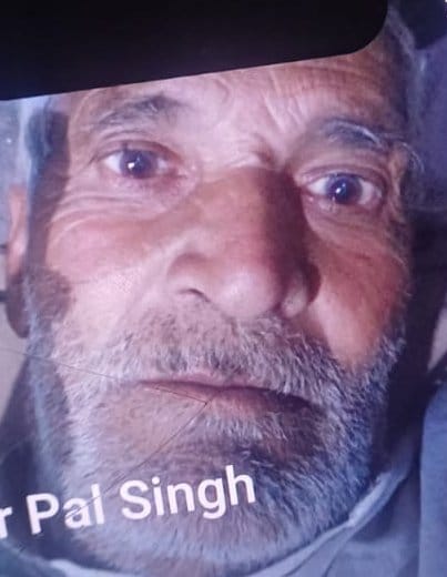 बागपत कोतवाली में तहरीर देने पहुंचे मृतक किसान इंद्रपाल के परिजन व सरूरपुर गांव के  ग्रामीण । स