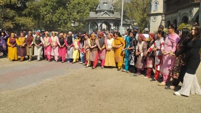 फाग मेले में पारंपरिक वेशभूषा में नाटी डालती महिलाएं। संवाद