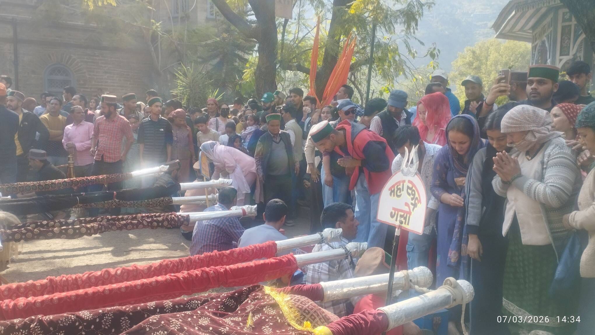 फाग मेले में पारंपरिक वेशभूषा में नाटी डालती महिलाएं। संवाद