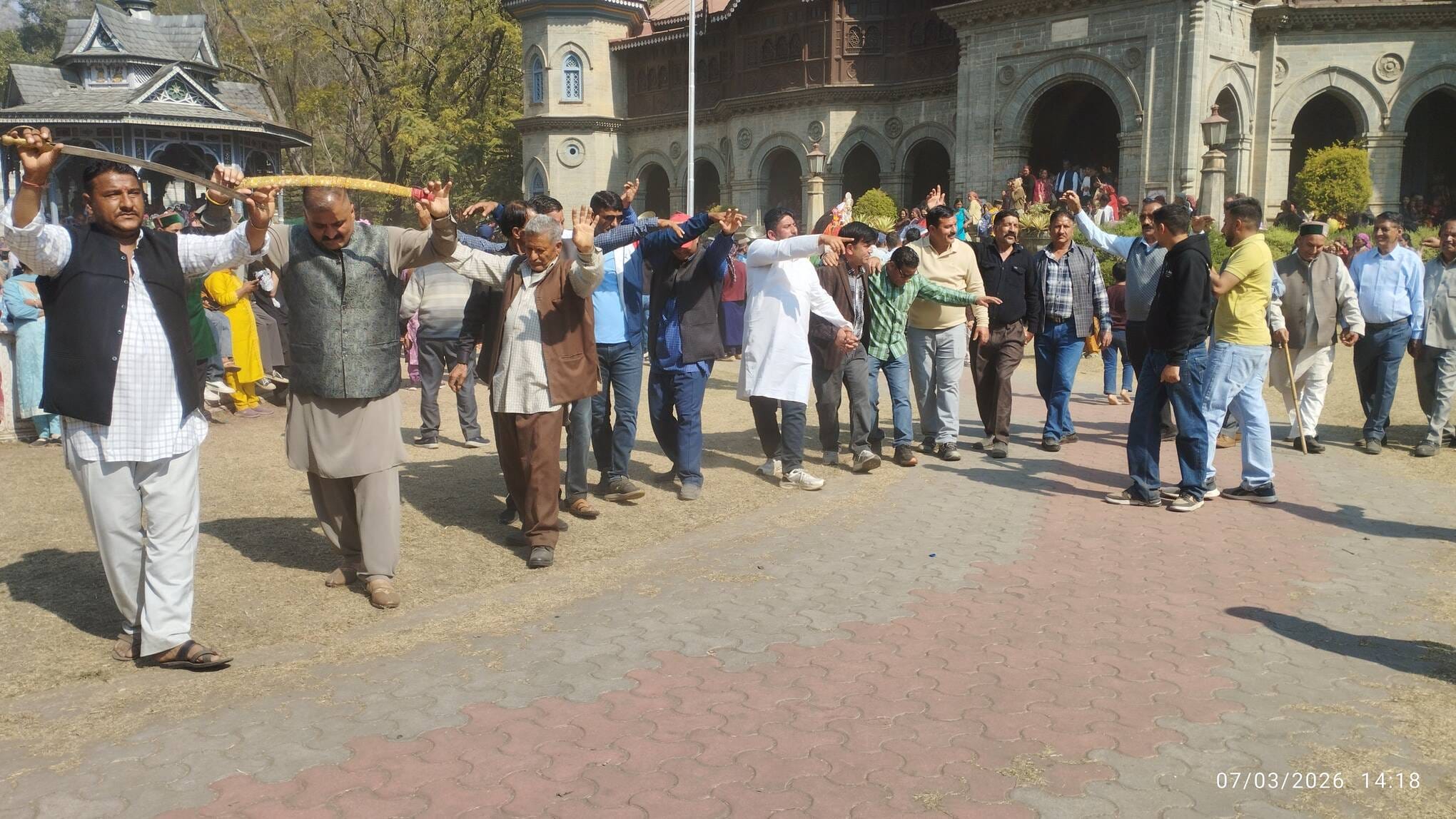 फाग मेले में पारंपरिक वेशभूषा में नाटी डालती महिलाएं। संवाद