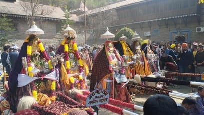 फाग मेले में पारंपरिक वेशभूषा में नाटी डालती महिलाएं। संवाद