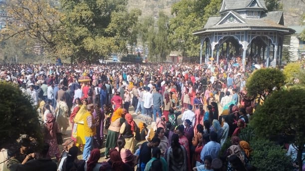 फाग मेले में पारंपरिक वेशभूषा में नाटी डालती महिलाएं। संवाद