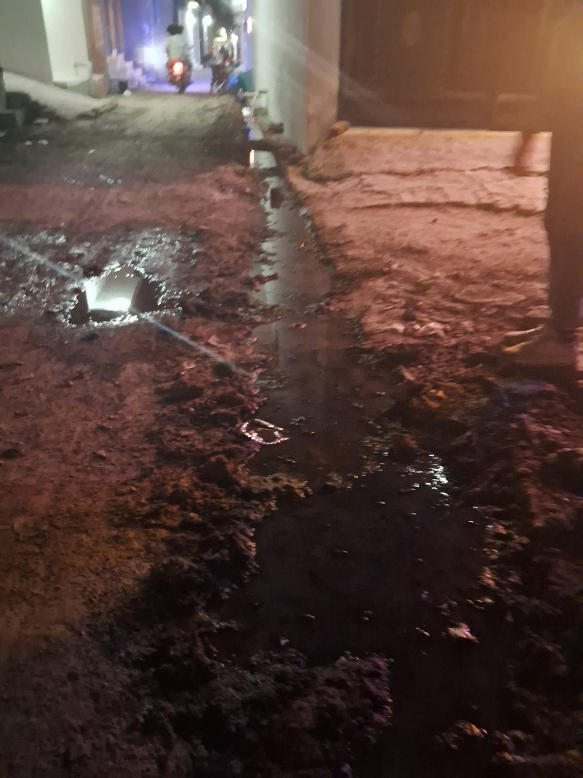 फोटो - 07 उमरारखेरा में बीच सड़क पर भरा पानी दिखाता युवक दीपक। संवाद