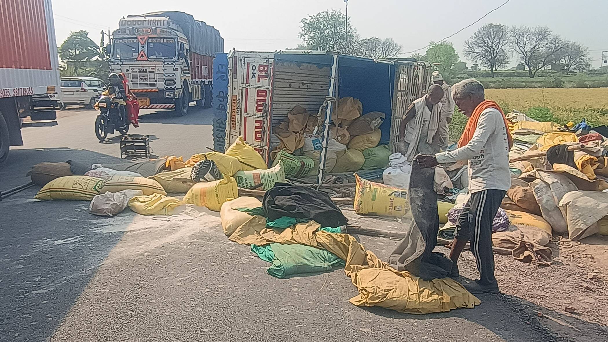 फोटो-12- बक्सरा मोड़ के निकट पलटीपड़ी पिकअप, बिखरा पड़ा सामान। संवाद