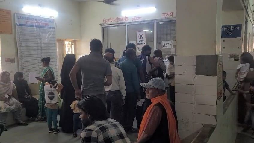 फोटो-3- जिला अस्पताल की ओपीडी गैलरी में मरीजों की भीड़। संवाद