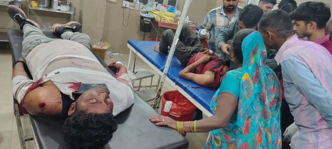 फोटो 7 अस्पताल में भर्ती गोली लगने से घायल गणेश। संवाद