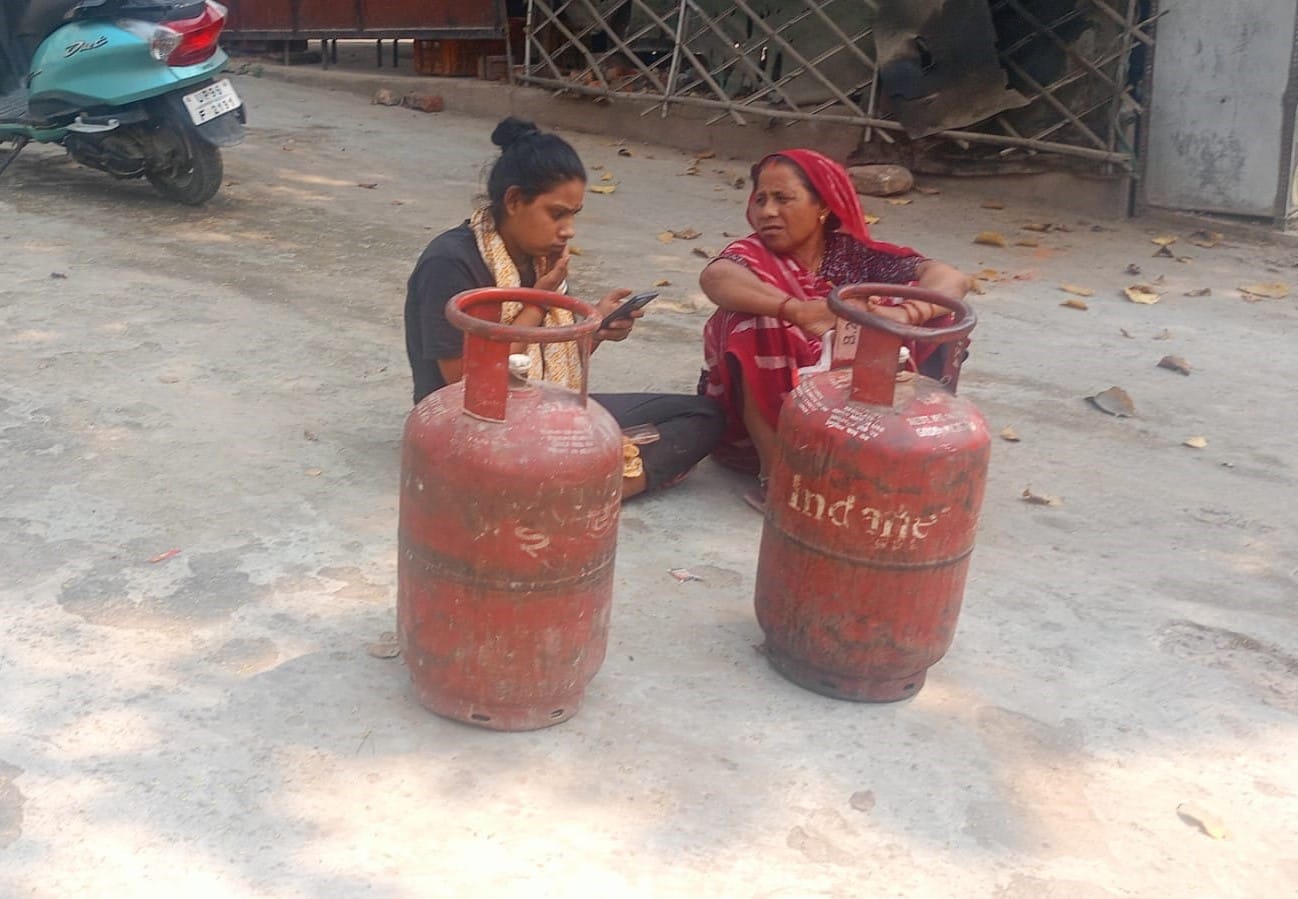 फोटो न-07सीकेटीपी 16 एजेंसी पर लगे गैस सिलिंडर । संवाद