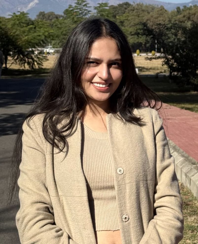 फोटो : सोनीपत के सेक्टर-23 में यूपीएससी परीक्षा पास करने पर मानसी डागर को मिठाई खिलाकर मुंह मीठ
