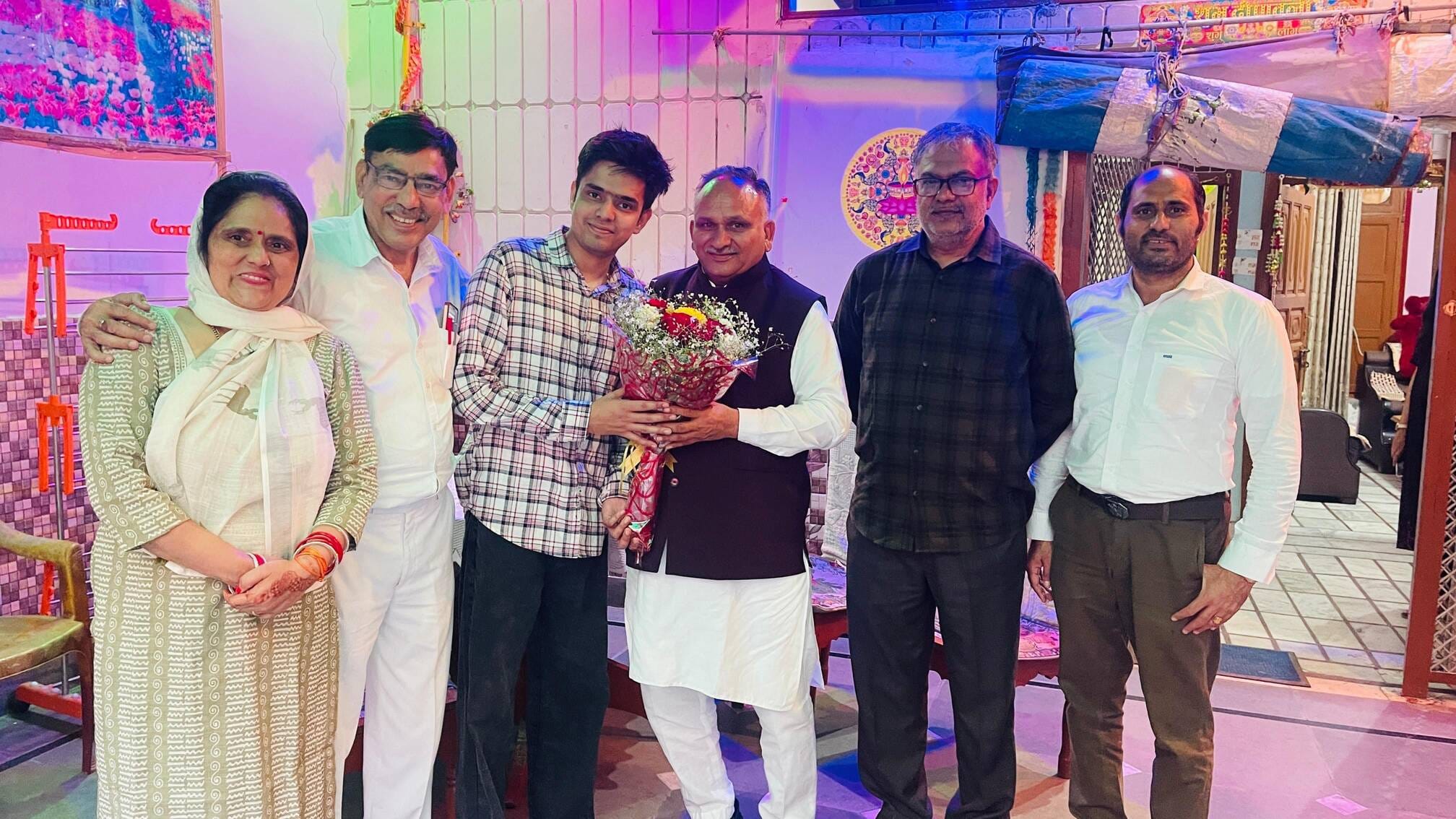फोटो : सोनीपत के सेक्टर-23 में यूपीएससी परीक्षा पास करने पर मानसी डागर को मिठाई खिलाकर मुंह मीठ