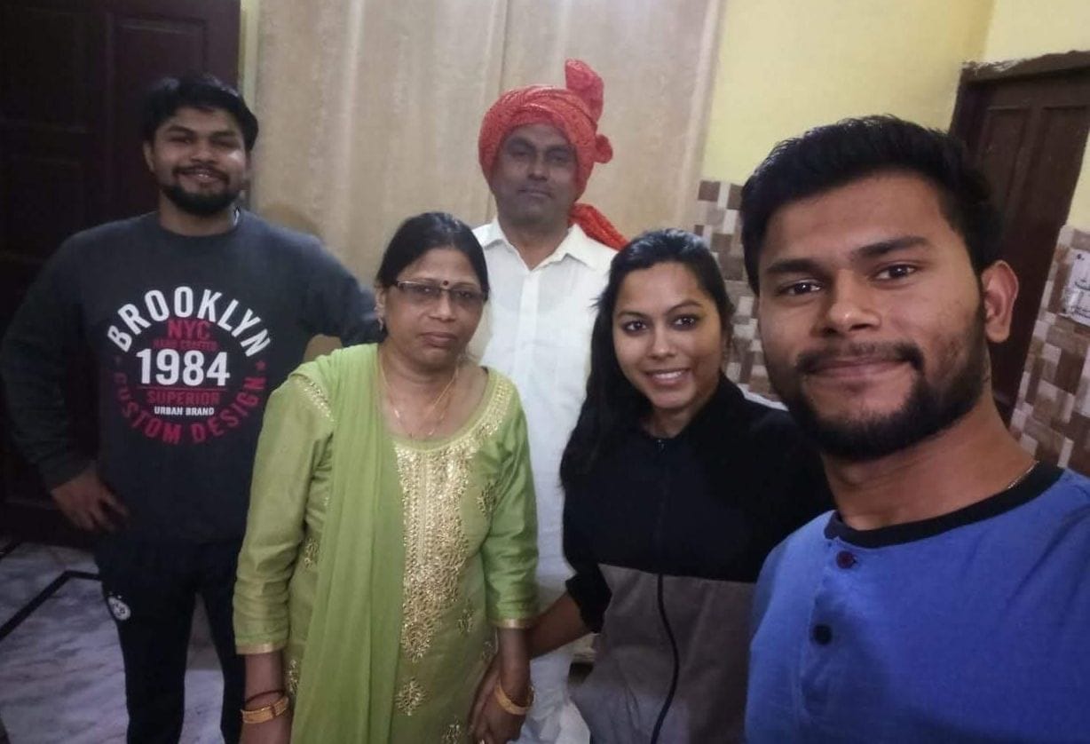 फोटो : सोनीपत के सेक्टर-23 में यूपीएससी परीक्षा पास करने पर मानसी डागर को मिठाई खिलाकर मुंह मीठ