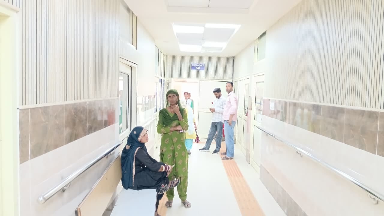 फतेहाबाद के नागरिक अस्पताल में बंद पड़ा दंत रोग विशेषज्ञ का कमरा। संवाद