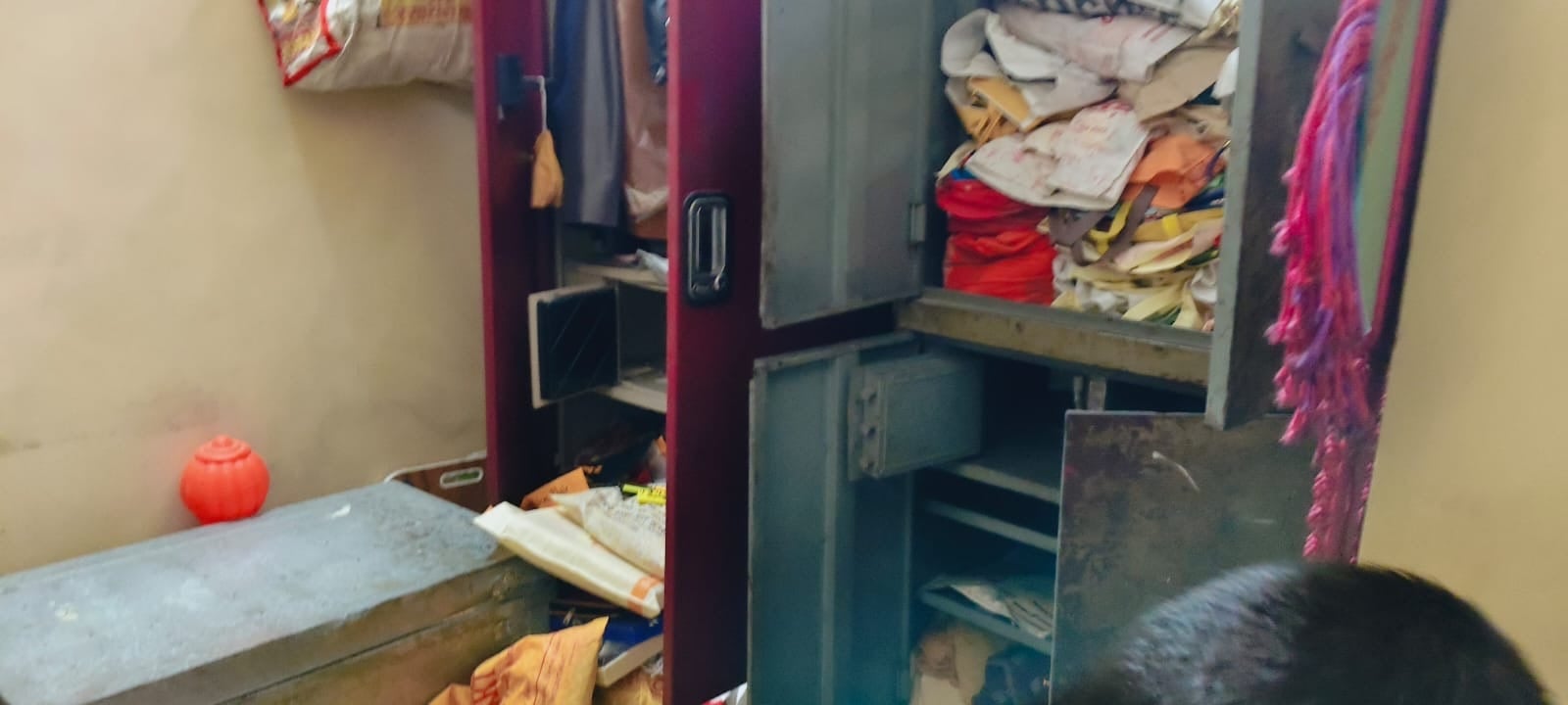 गोमतीनगर स्थित मकान में चोरी के बाद बिखरा पड़ा सामान व खुली पड़ी अलमारी।