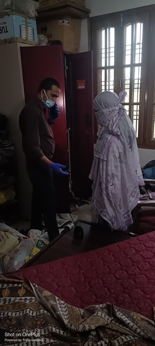 गोमतीनगर स्थित मकान में चोरी के बाद बिखरा पड़ा सामान व खुली पड़ी अलमारी।