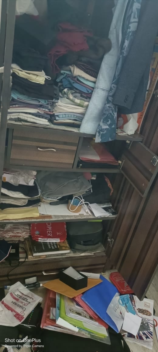 गोमतीनगर स्थित मकान में चोरी के बाद बिखरा पड़ा सामान व खुली पड़ी अलमारी।