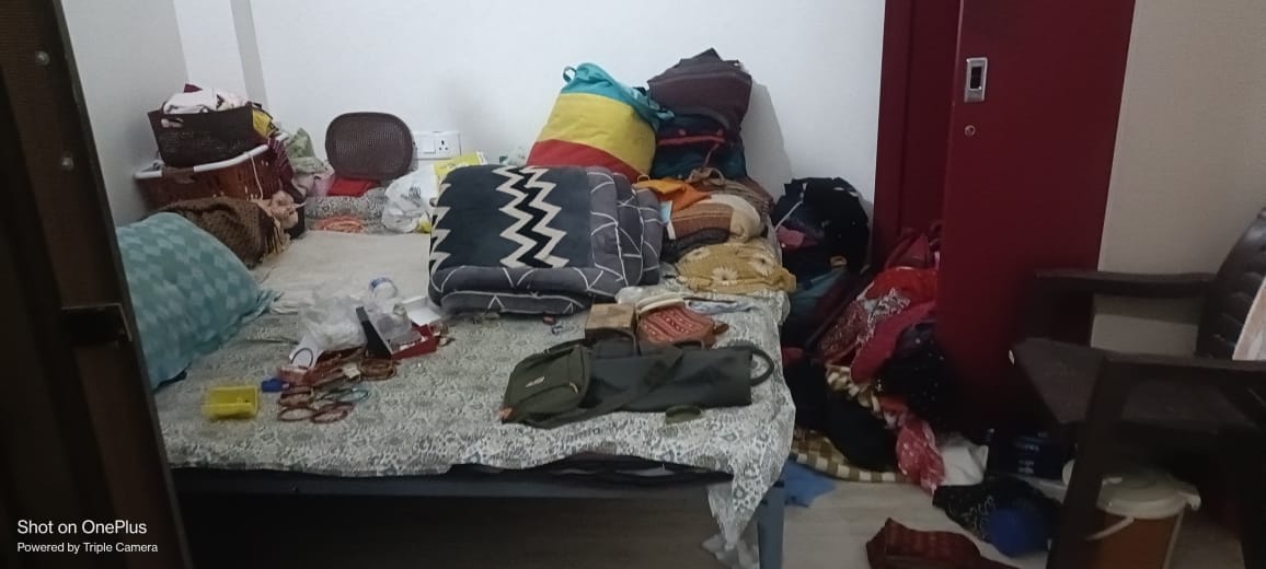 गोमतीनगर स्थित मकान में चोरी के बाद बिखरा पड़ा सामान व खुली पड़ी अलमारी।
