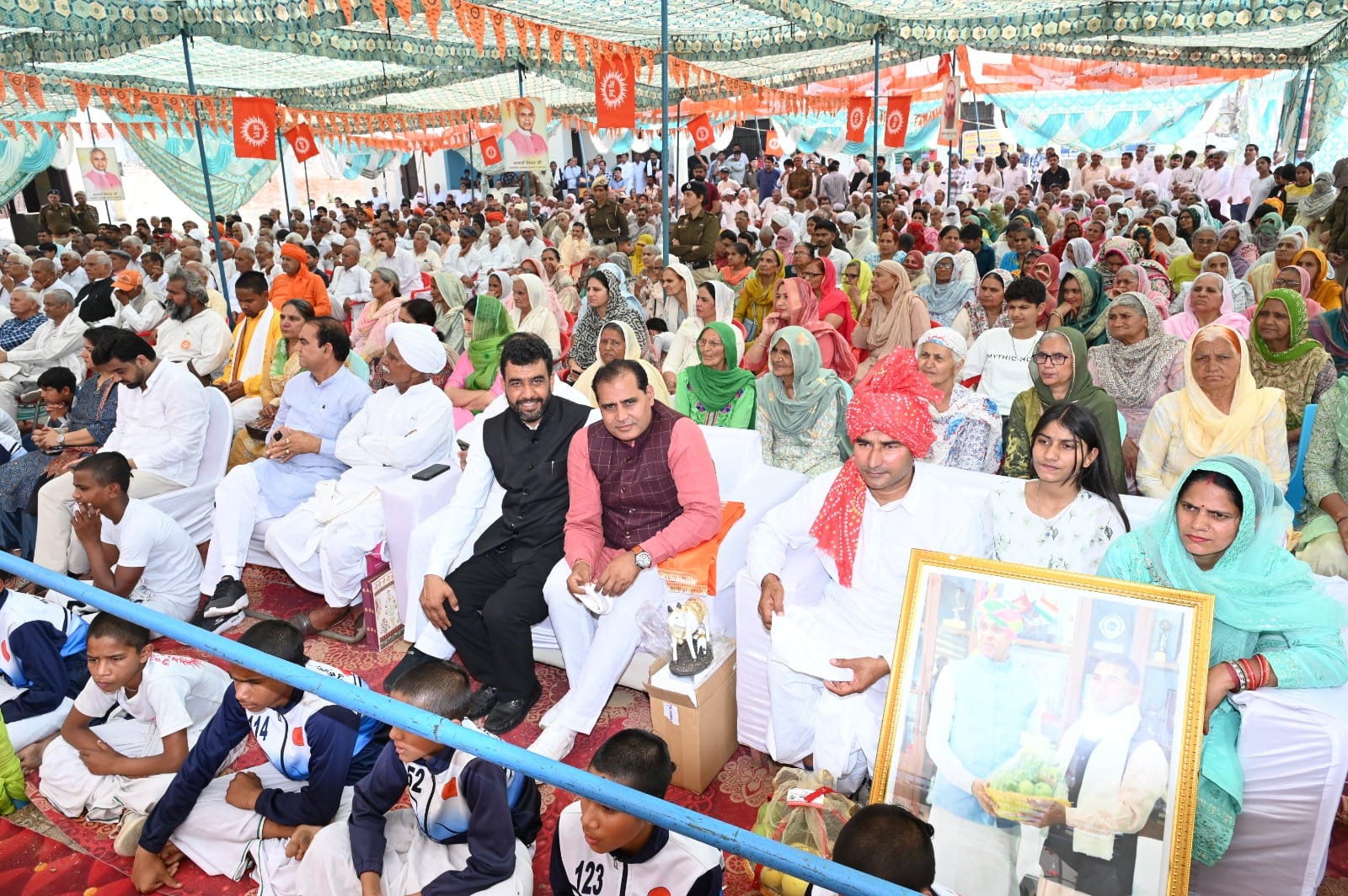 गांव माहरा में आर्य महासम्मेलन में मंचाचीन गुजरात एवं महाराष्ट्र के राज्यपाल आचार्य देवव्रत और गांव माहरा में आर्य महासम्मेलन में मंचाचीन गुजरात एवं महाराष्ट्र के राज्यपाल आचार्य देवव्रत और