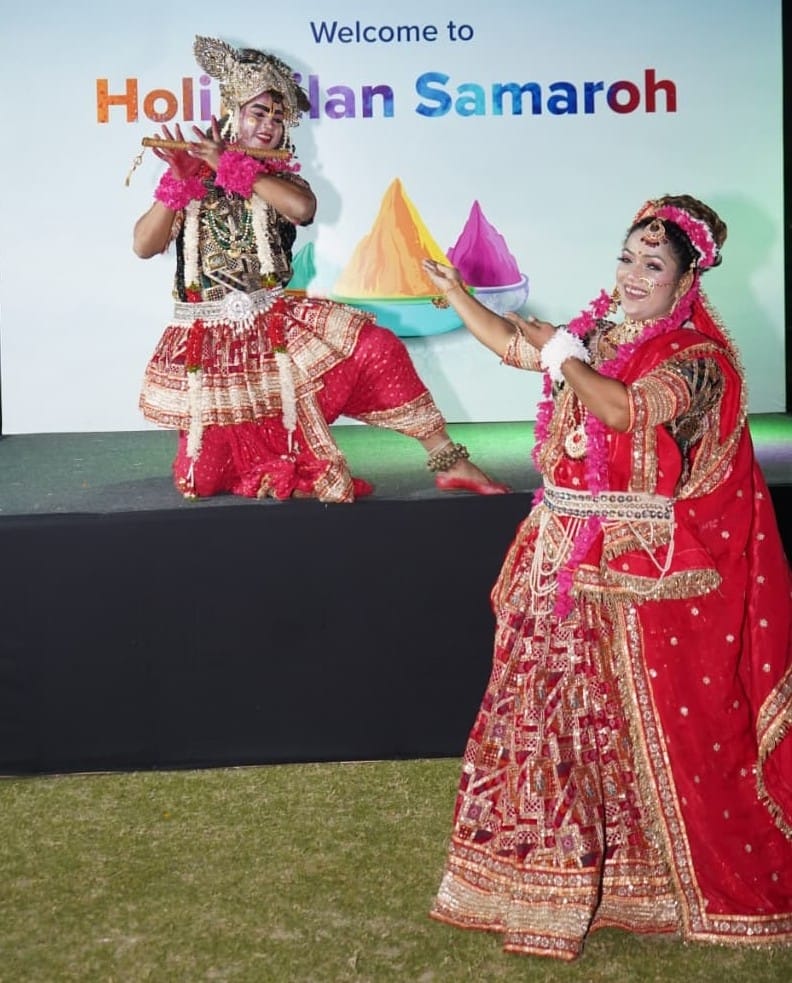 होली मिलन समारोह में हुई फूलों की वर्षा