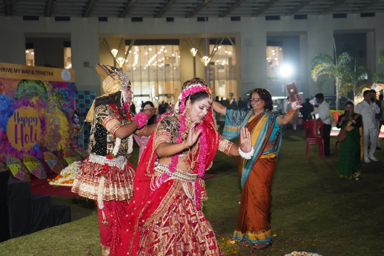 होली मिलन समारोह में हुई फूलों की वर्षा