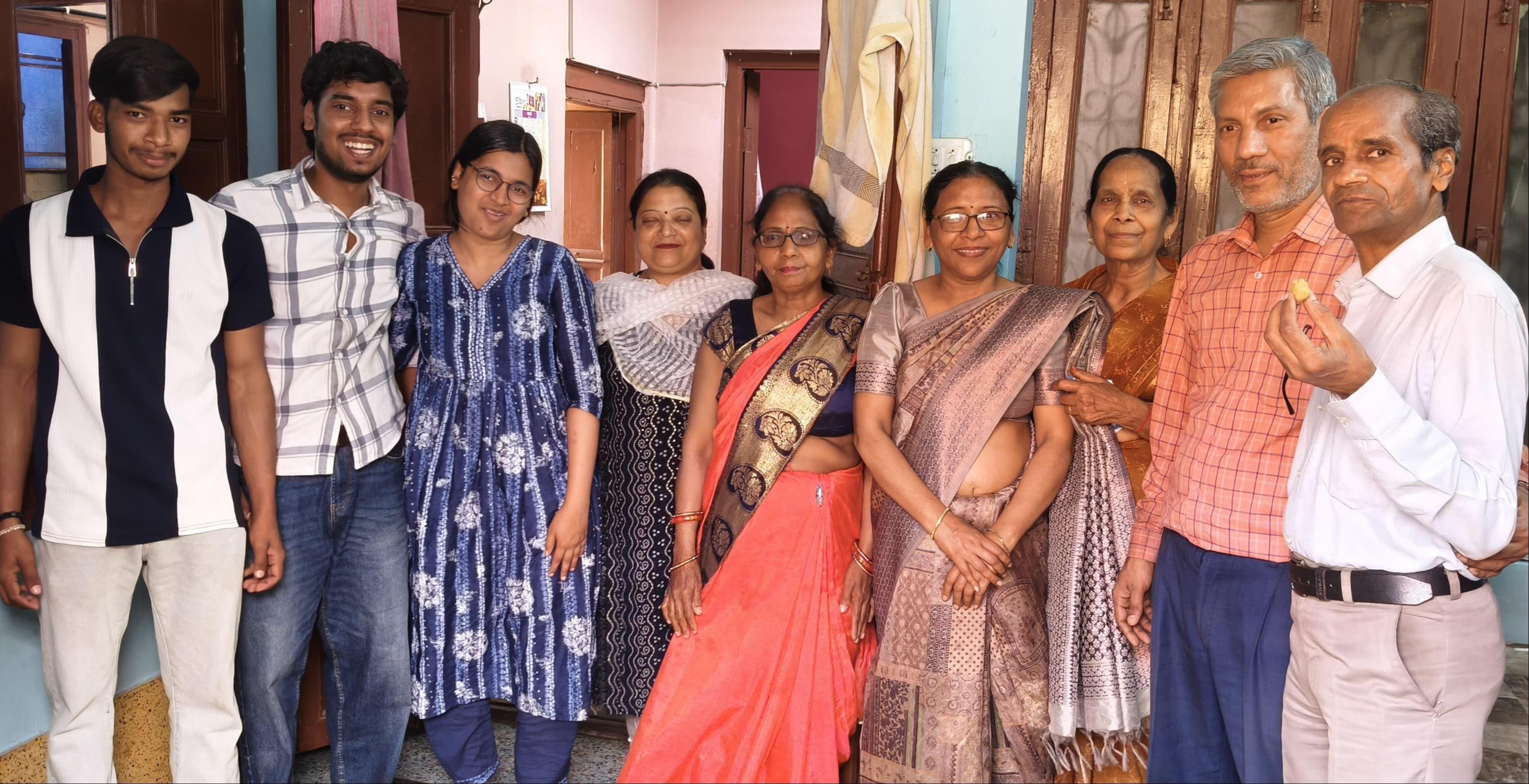 कांधला की आईएएस बनीं आस्था जैन । सो से परिजन कांधला की आईएएस बनीं आस्था जैन । सो से परिजन