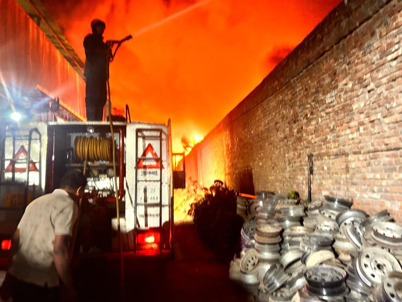 मैनापुर औद्योगिक क्षेत्र में लगी फैक्टरी में लगी आग को बुझाते दमकल कर्मी। संवाद