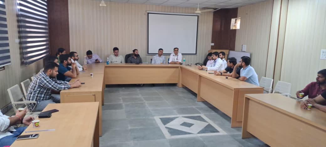 मरीज को वापस घर लेकर जाते उसके साथी।