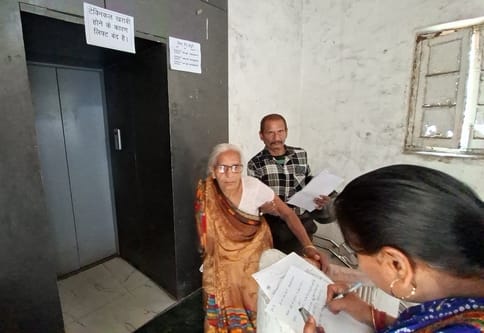 नगर निगम समाधान दिवस में पहुंचे लोग और खराब लिफ्ट।