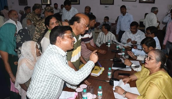 नगर निगम समाधान दिवस में पहुंचे लोग और खराब लिफ्ट।