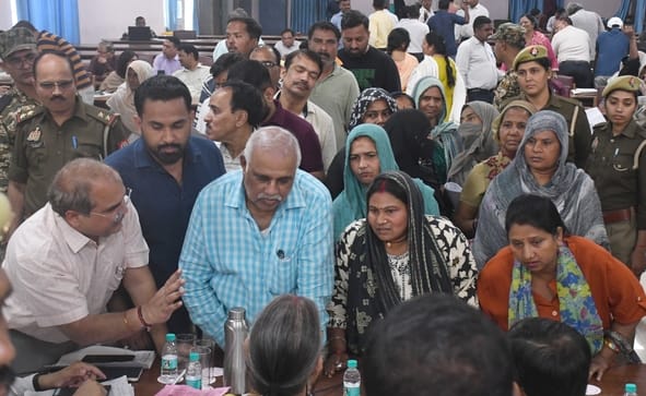 नगर निगम समाधान दिवस में पहुंचे लोग और खराब लिफ्ट।