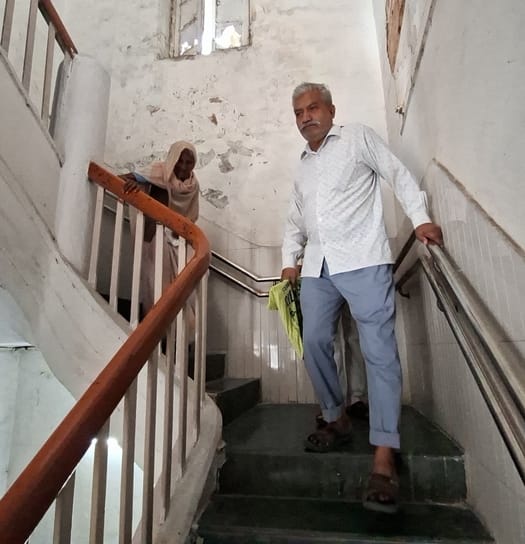 नगर निगम समाधान दिवस में पहुंचे लोग और खराब लिफ्ट।