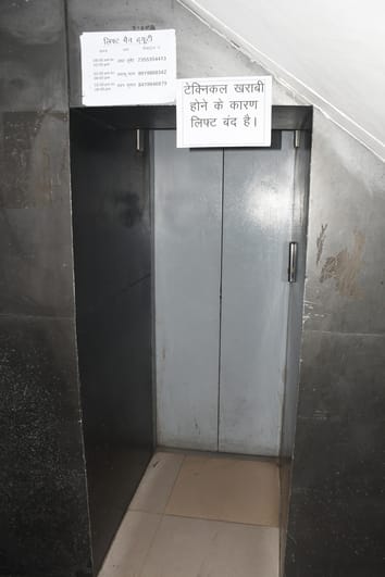 नगर निगम समाधान दिवस में पहुंचे लोग और खराब लिफ्ट।