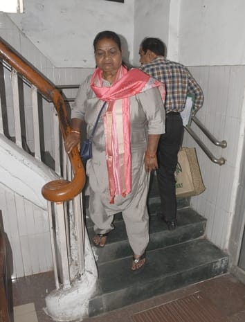 नगर निगम समाधान दिवस में पहुंचे लोग और खराब लिफ्ट।