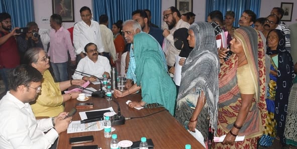 नगर निगम समाधान दिवस में पहुंचे लोग और खराब लिफ्ट।