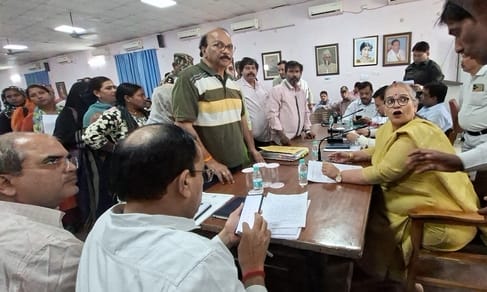 नगर निगम समाधान दिवस में पहुंचे लोग और खराब लिफ्ट।