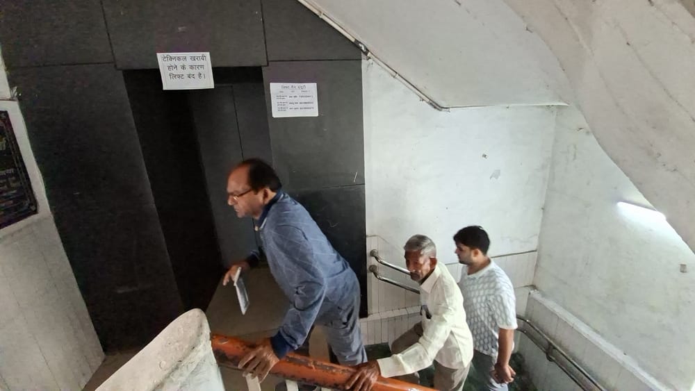 नगर निगम समाधान दिवस में पहुंचे लोग और खराब लिफ्ट।