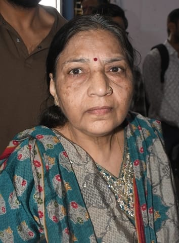 नगर निगम समाधान दिवस में पहुंचे लोग और खराब लिफ्ट।