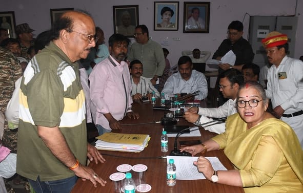 नगर निगम समाधान दिवस में पहुंचे लोग और खराब लिफ्ट।
