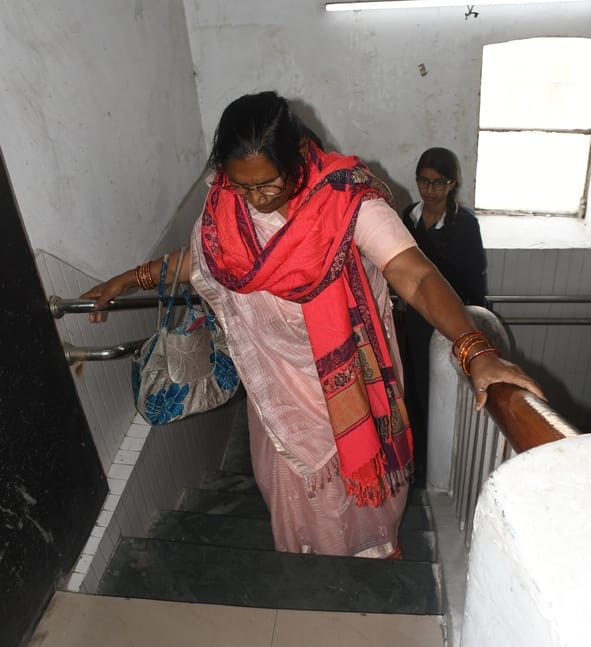 नगर निगम समाधान दिवस में पहुंचे लोग और खराब लिफ्ट।