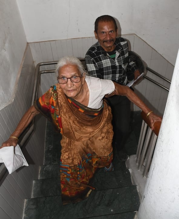 नगर निगम समाधान दिवस में पहुंचे लोग और खराब लिफ्ट।