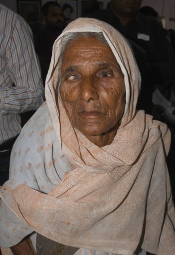 नगर निगम समाधान दिवस में पहुंचे लोग और खराब लिफ्ट।