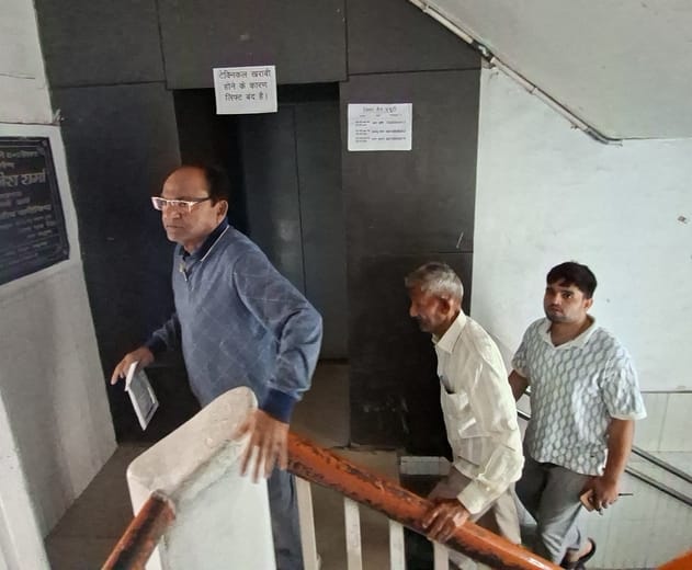 नगर निगम समाधान दिवस में पहुंचे लोग और खराब लिफ्ट।