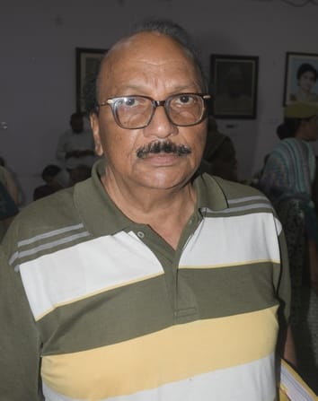 नगर निगम समाधान दिवस में पहुंचे लोग और खराब लिफ्ट।
